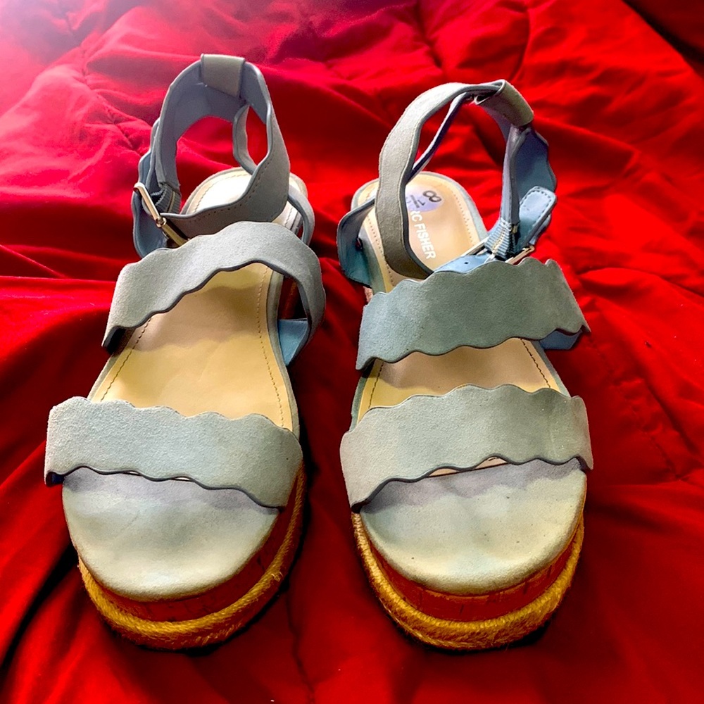 Cute sandals please check good condition but with wearable mark